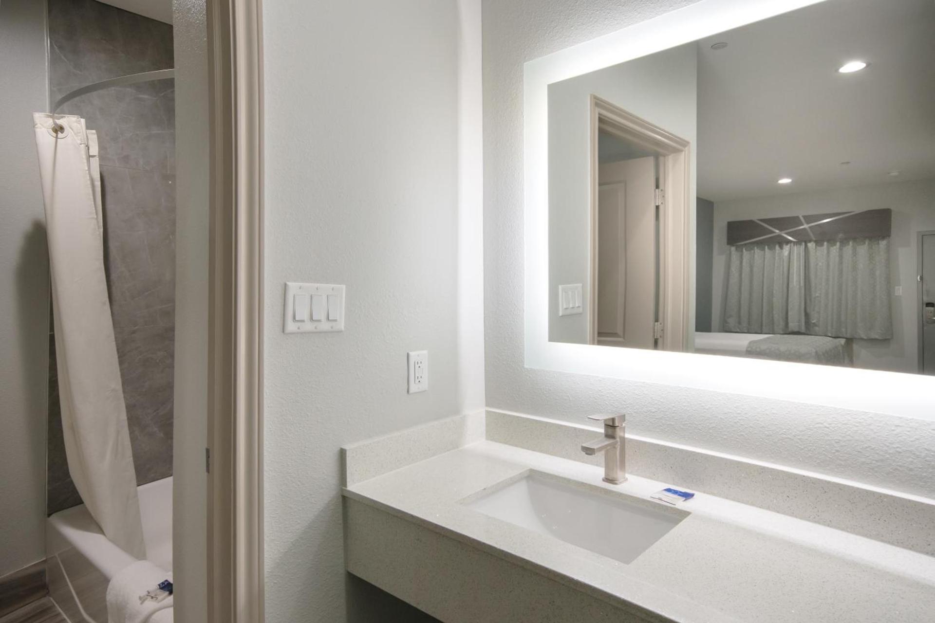 Americas Best Value Inn & Suites Northeast Houston Downtown I-610 photo 27