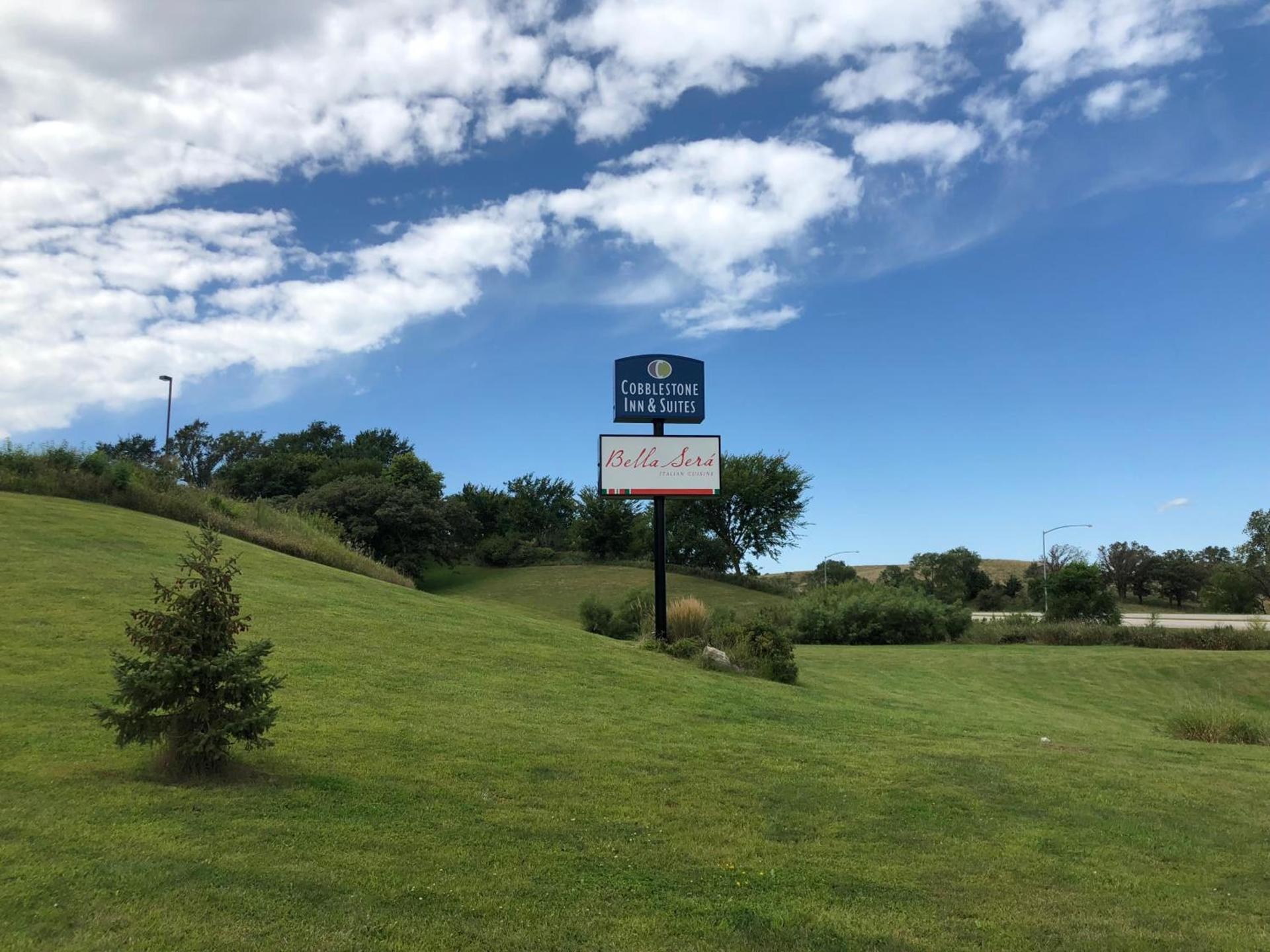 Cobblestone Inn & Suites - Denison | Oak Ridge photo 3