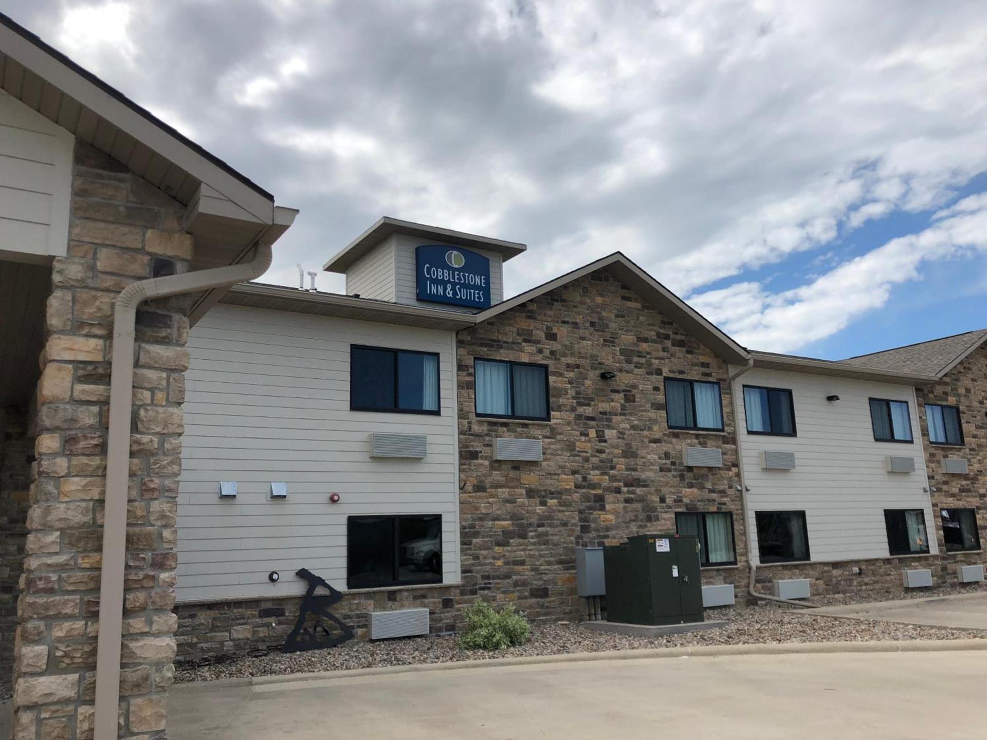 Cobblestone Inn & Suites - Denison | Oak Ridge photo 4