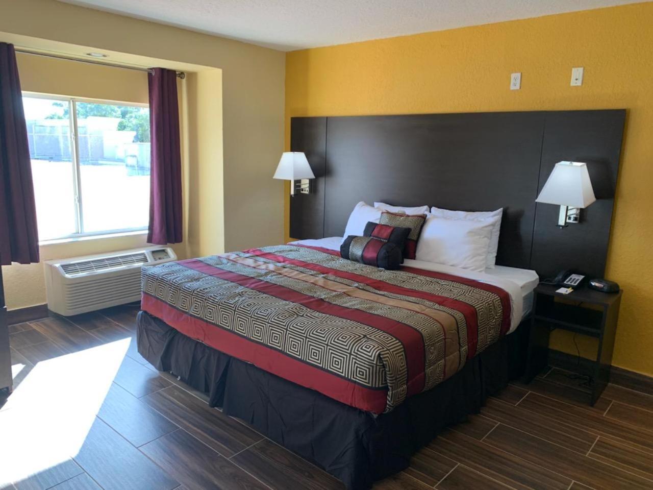 Days Inn & Suites by Wyndham Tampa/Raymond James Stadium photo 44