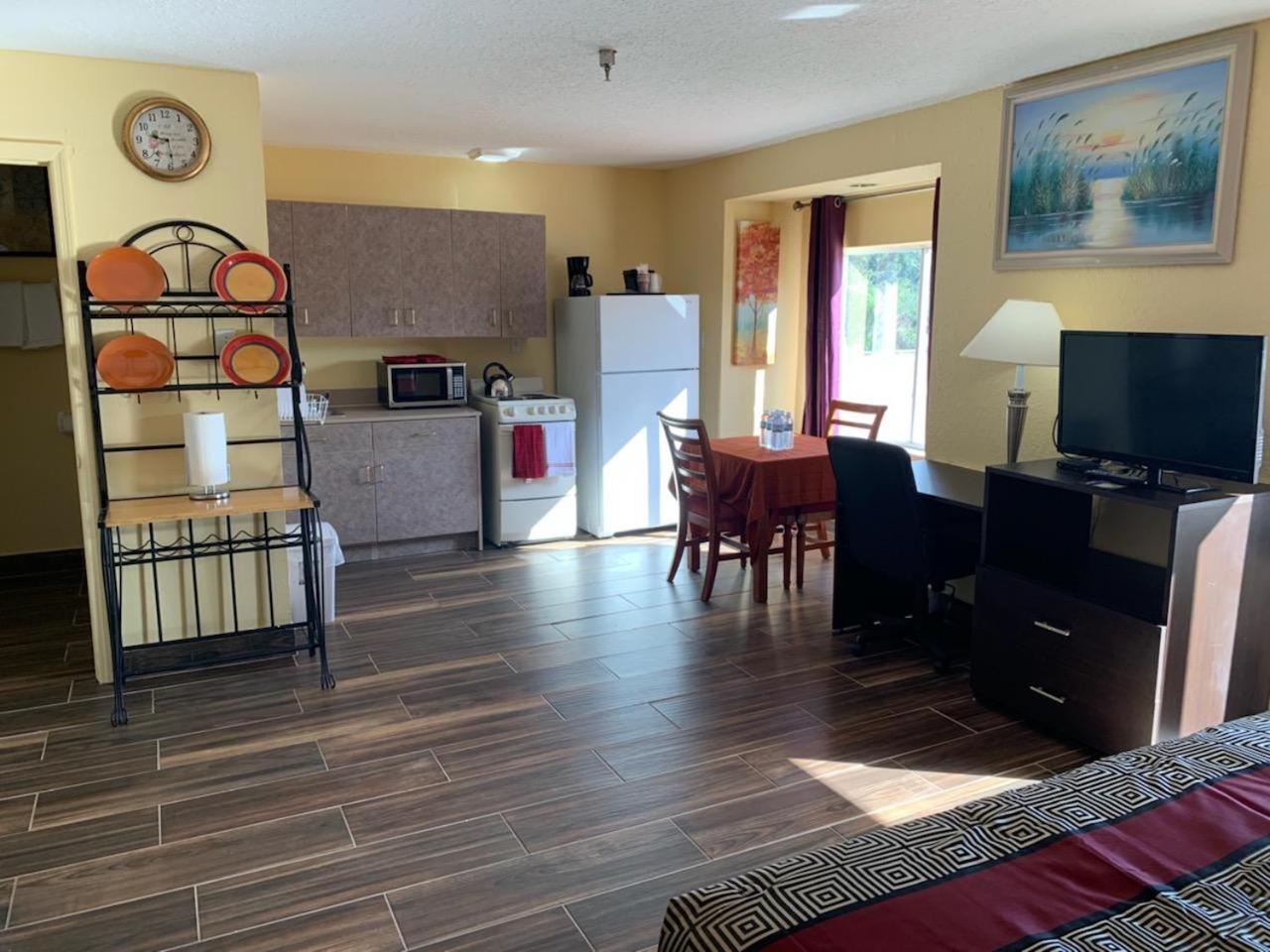 Days Inn & Suites by Wyndham Tampa/Raymond James Stadium photo 42