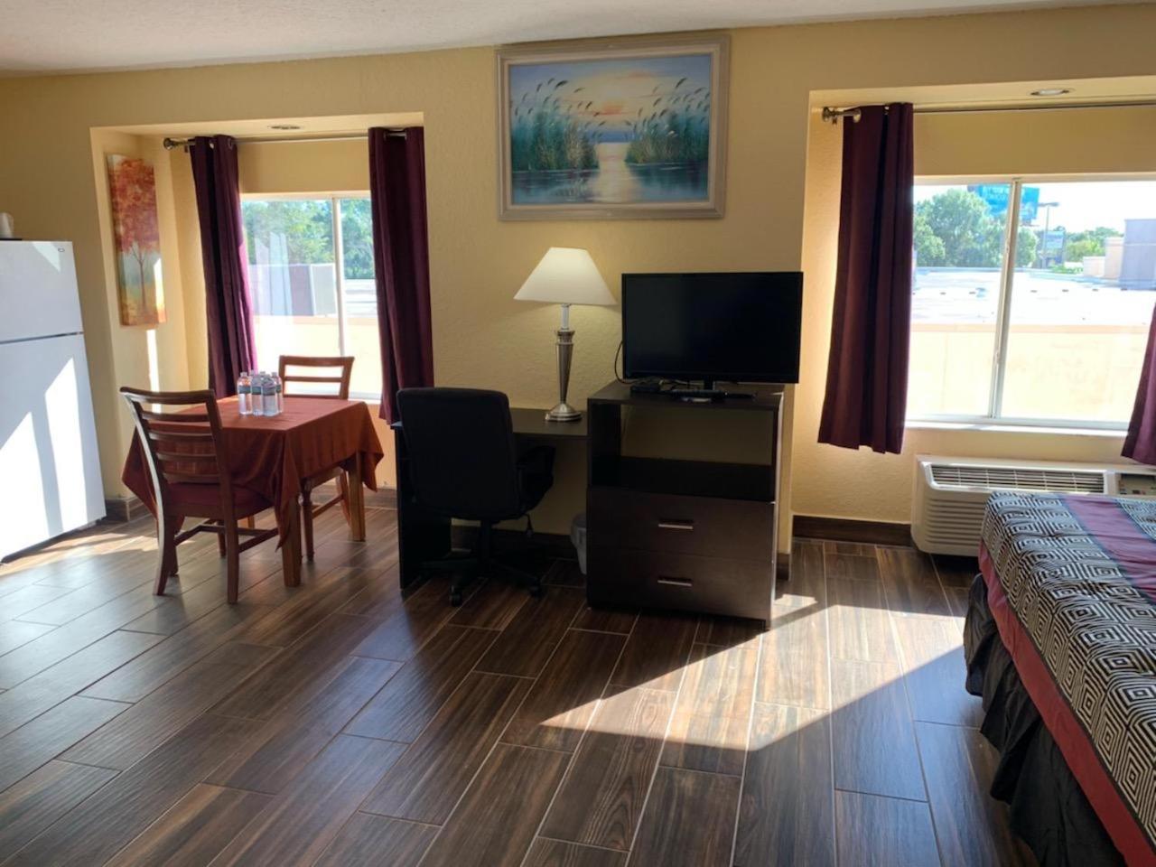 Days Inn & Suites by Wyndham Tampa/Raymond James Stadium photo 41