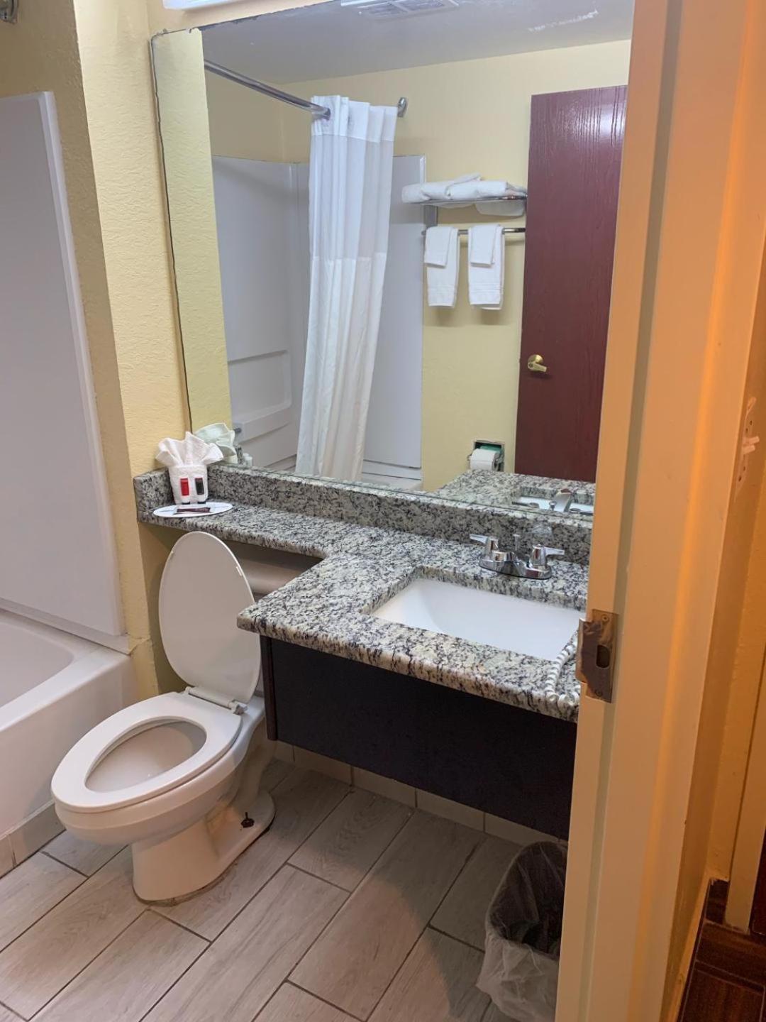 Days Inn & Suites by Wyndham Tampa/Raymond James Stadium photo 39