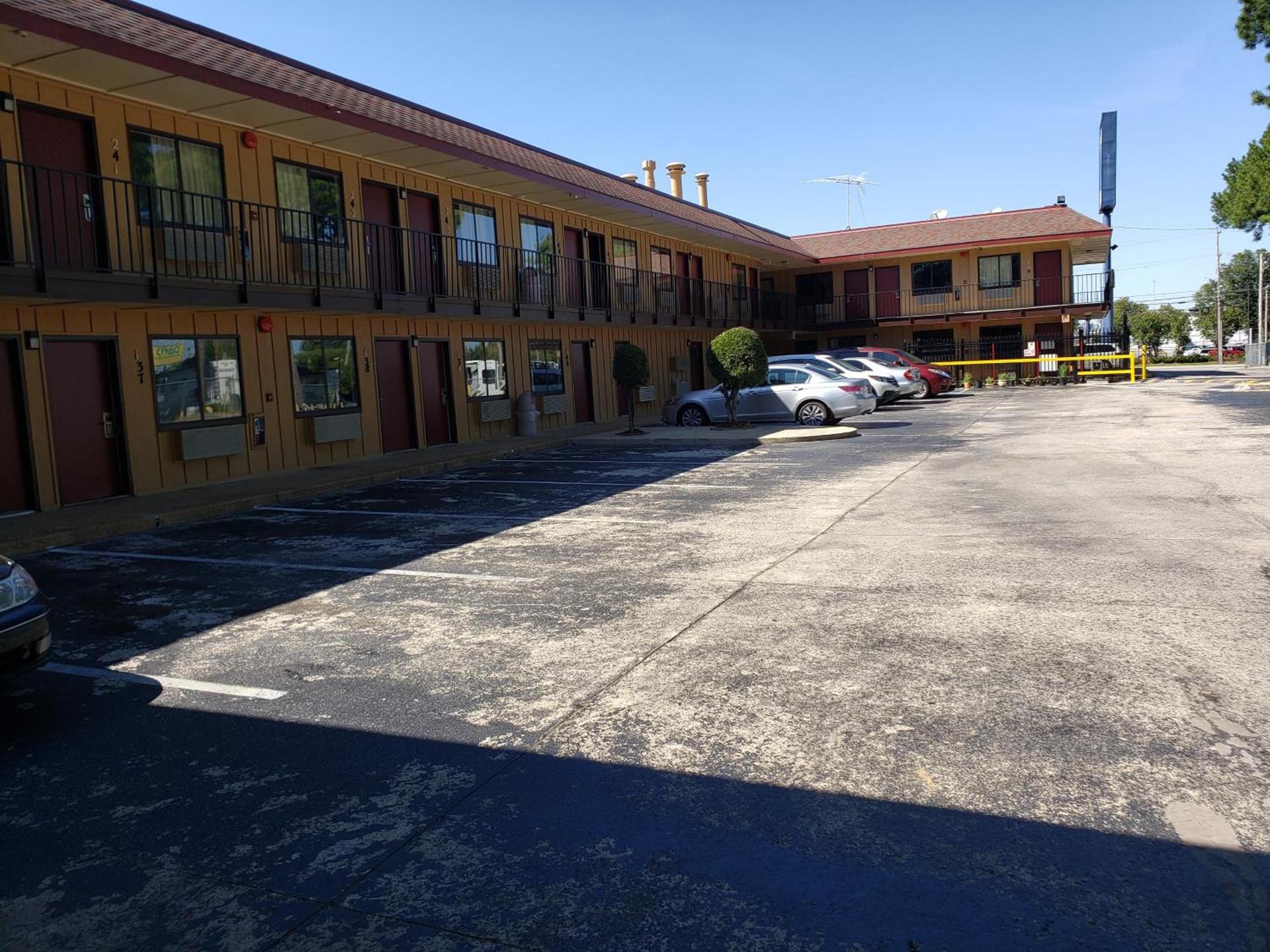 Super 7 Inn photo 8