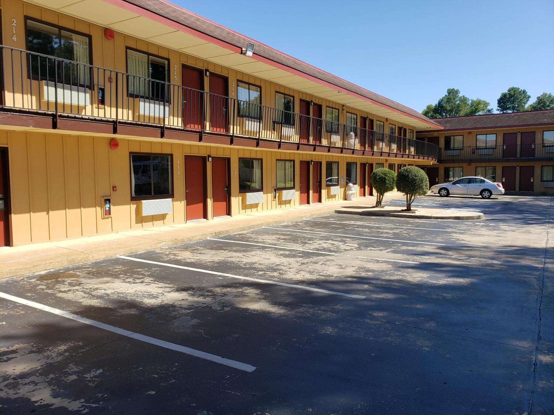 Super 7 Inn photo 7