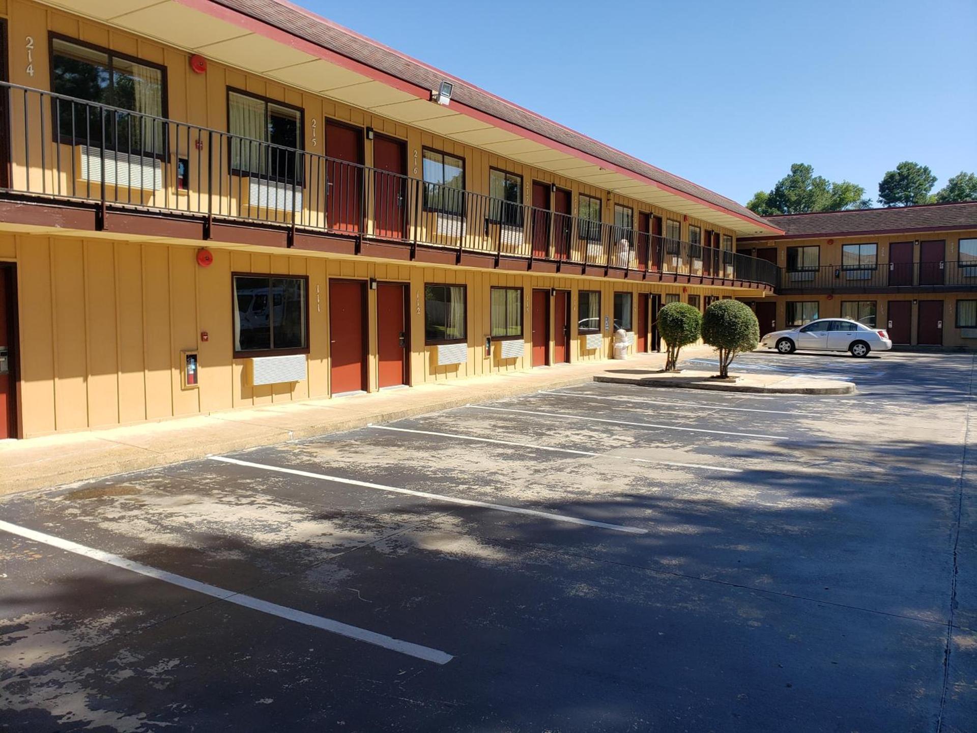 Super 7 Inn photo 3