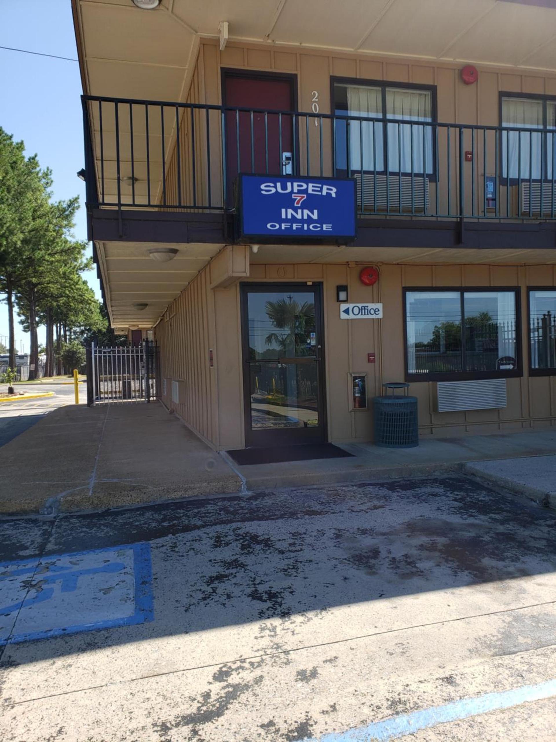 Super 7 Inn photo 1