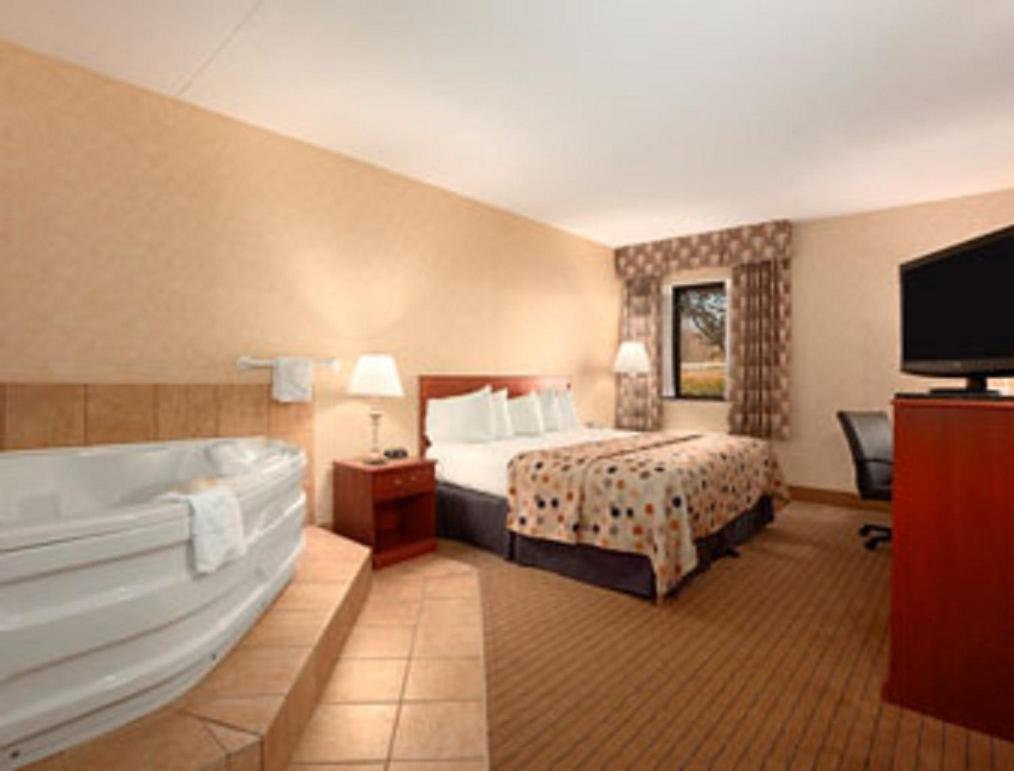 Baymont by Wyndham Elkhart photo 4