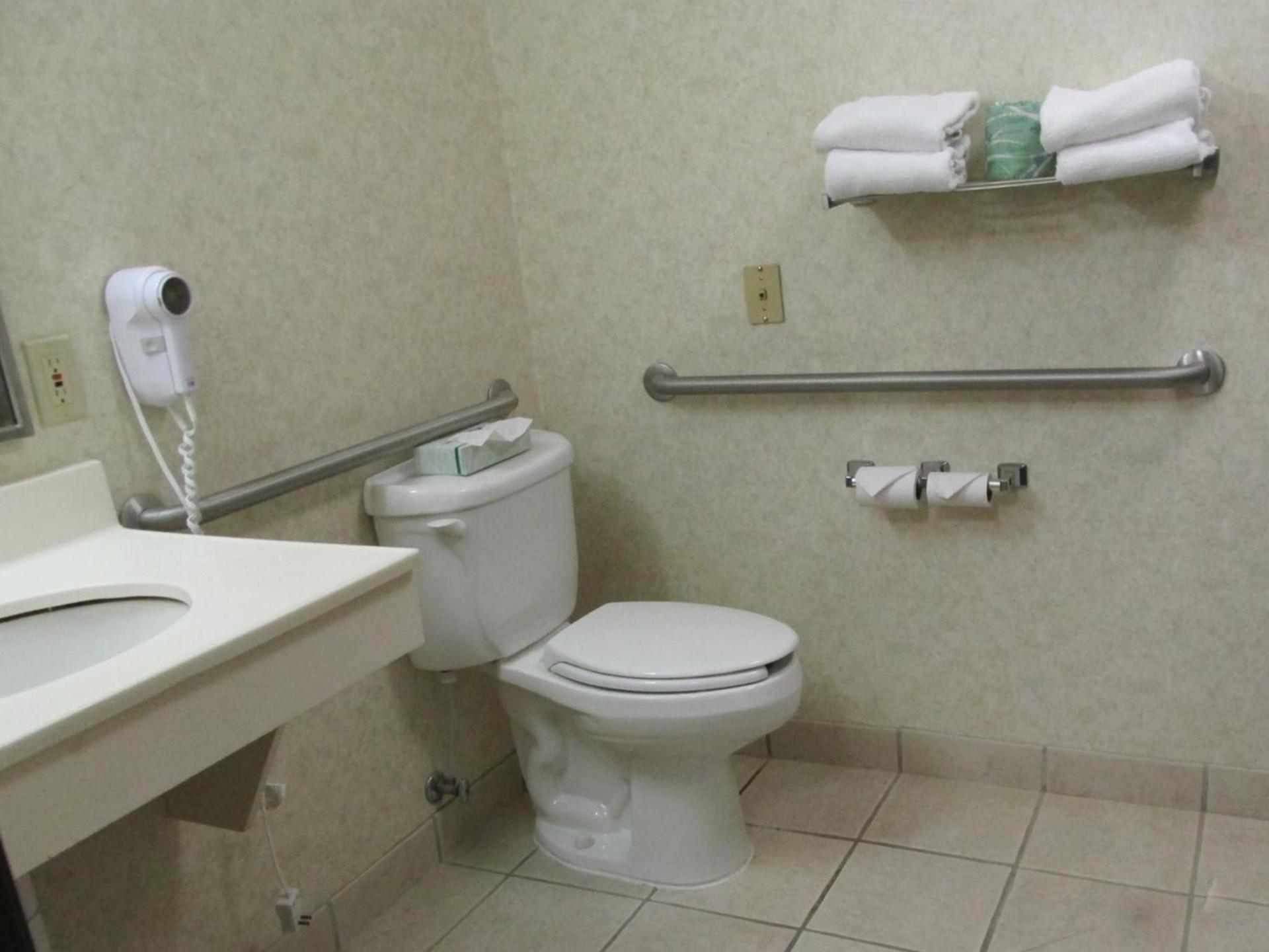Kelly Inn and Suites Mitchell photo 16