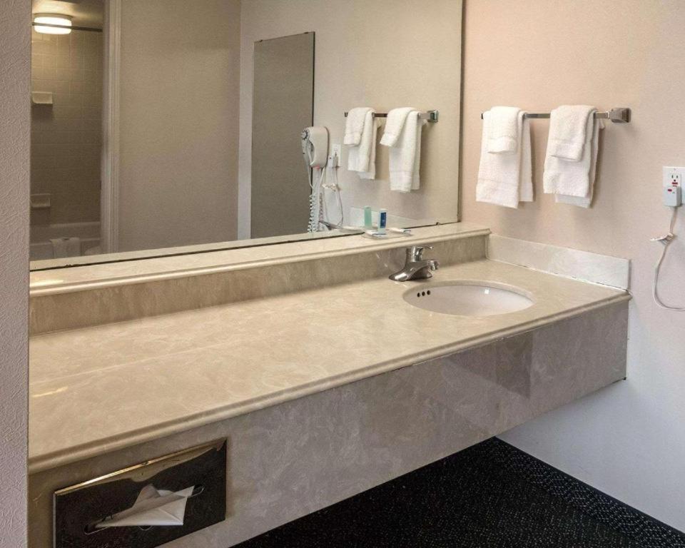 Economy Inn & Suites photo 6