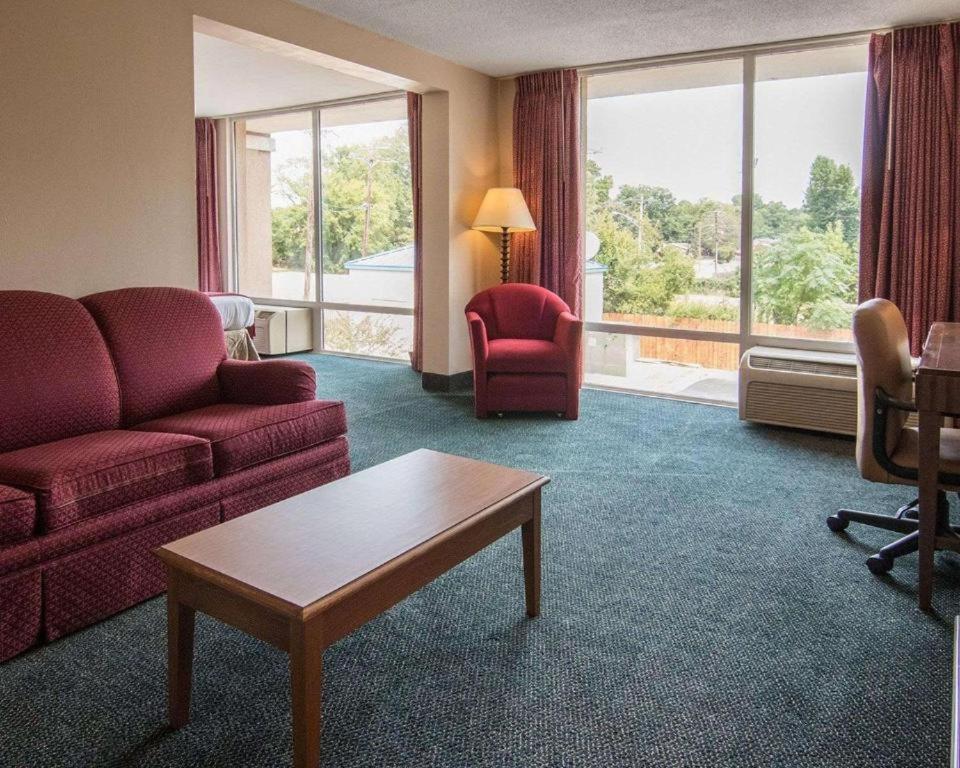Economy Inn & Suites photo 11