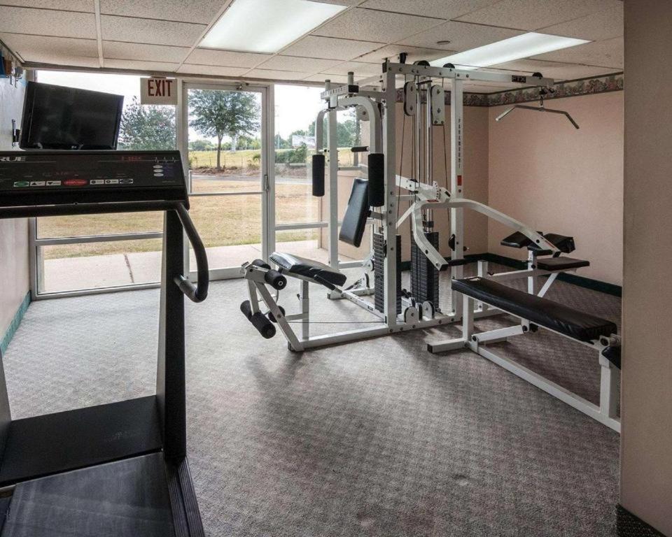 Economy Inn & Suites photo 12