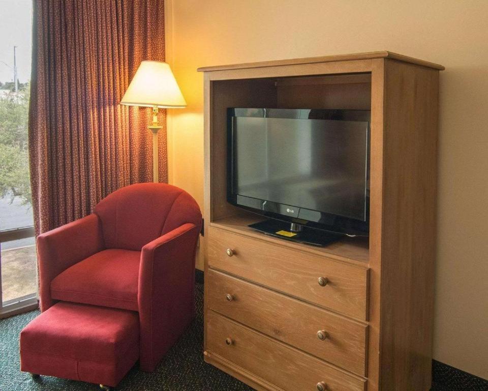 Economy Inn & Suites photo 18