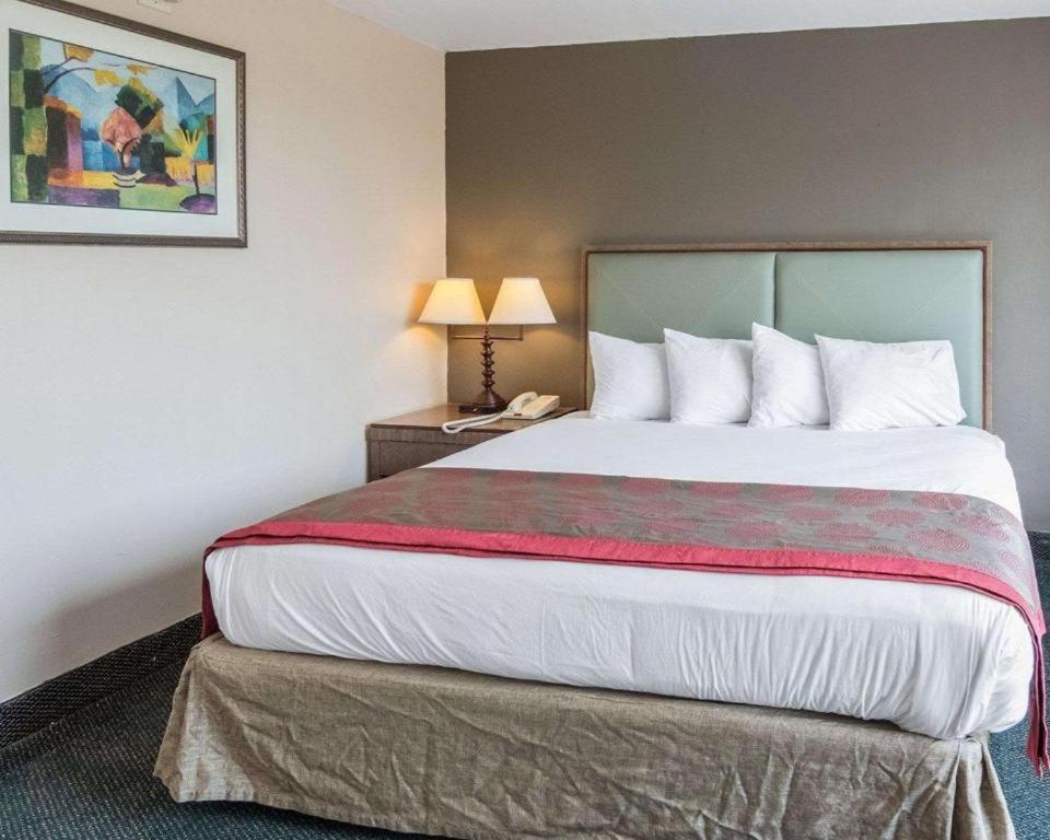 Economy Inn & Suites photo 19