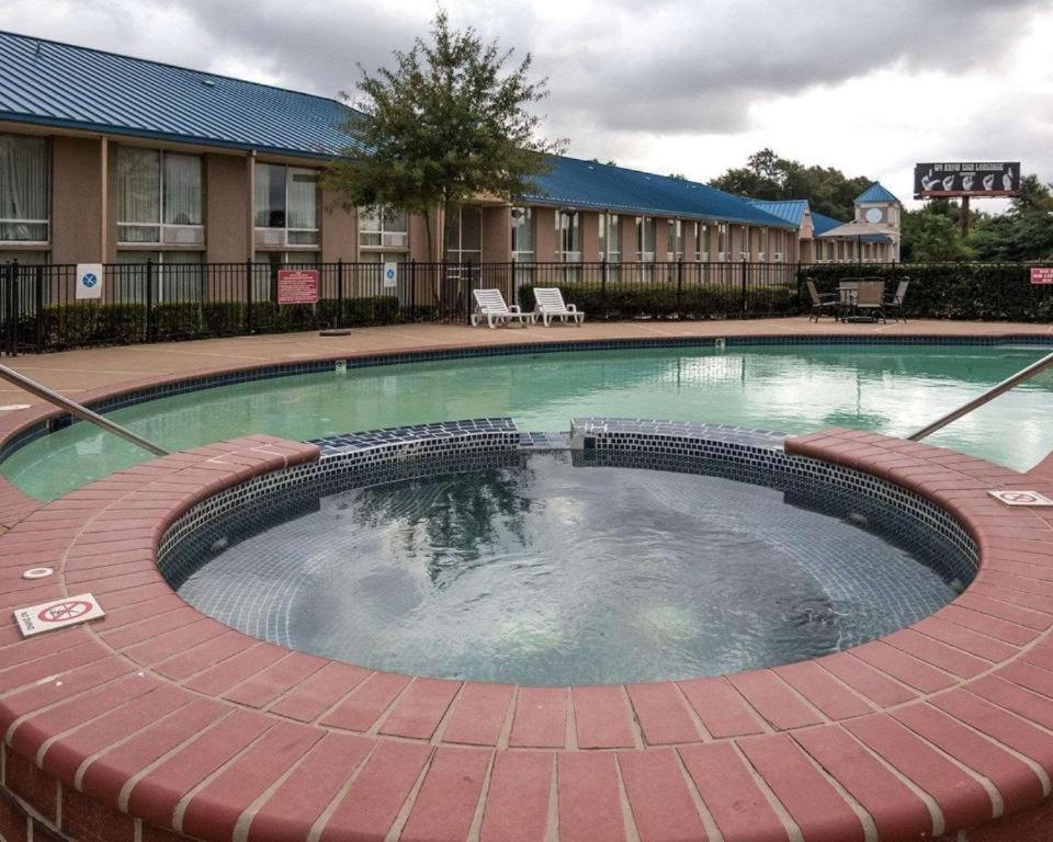Economy Inn & Suites photo 20