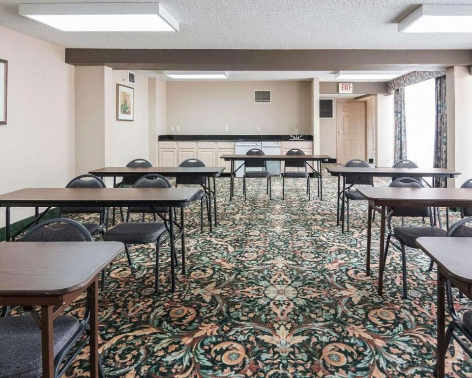 Economy Inn & Suites photo 23