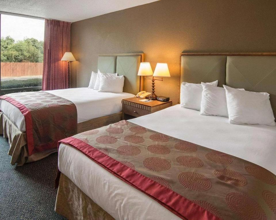 Economy Inn & Suites photo 25
