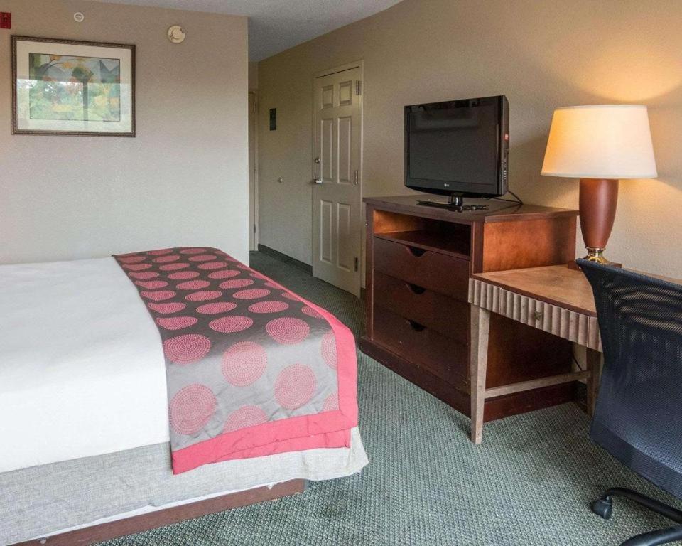 Economy Inn & Suites photo 26