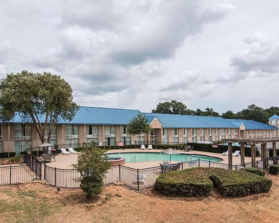 Economy Inn & Suites photo 27