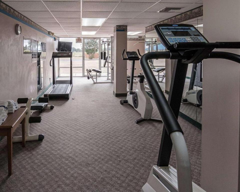 Economy Inn & Suites photo 33