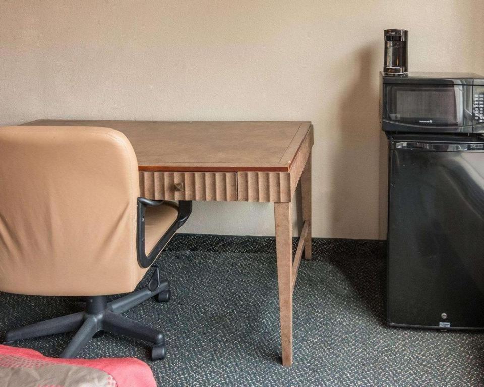 Economy Inn & Suites photo 37