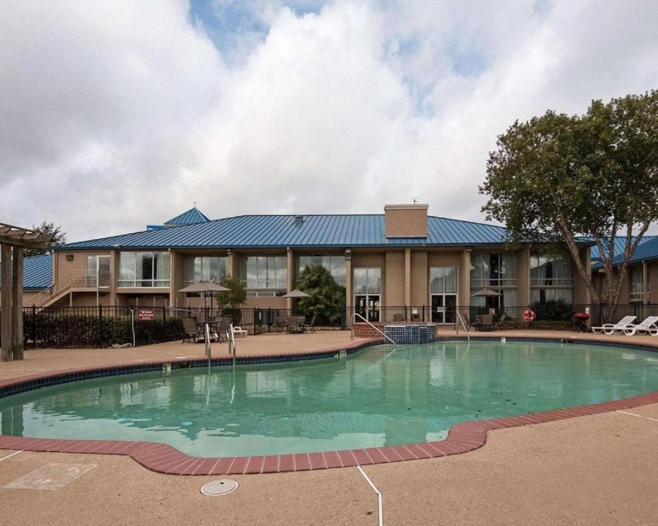 Economy Inn & Suites photo 39
