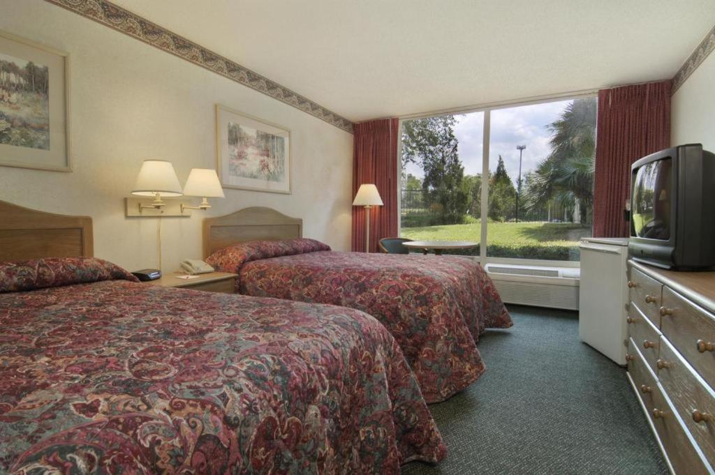 Economy Inn & Suites photo 48