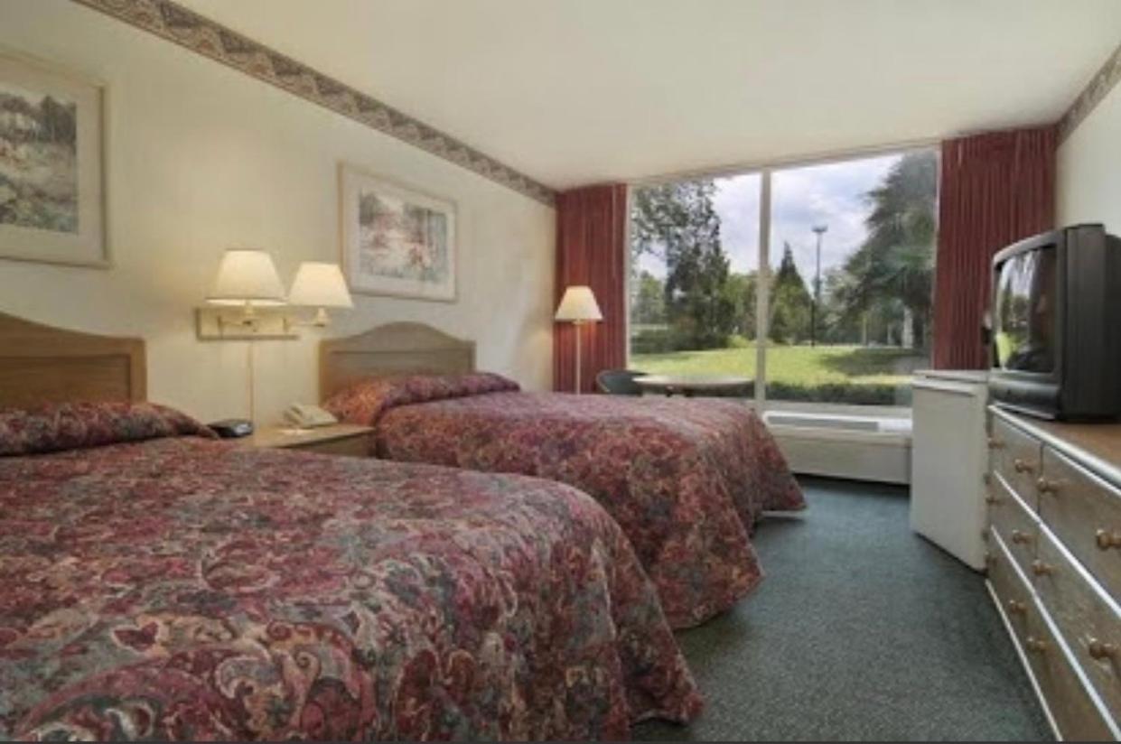 Economy Inn & Suites photo 4