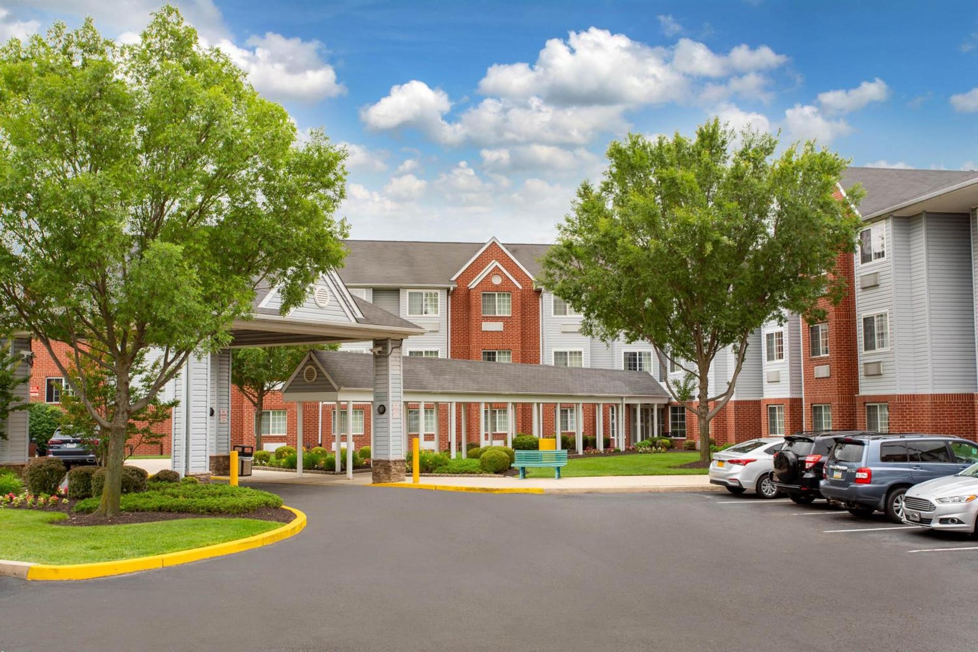 Microtel Inn & Suites by Wyndham Philadelphia Airport photo 1
