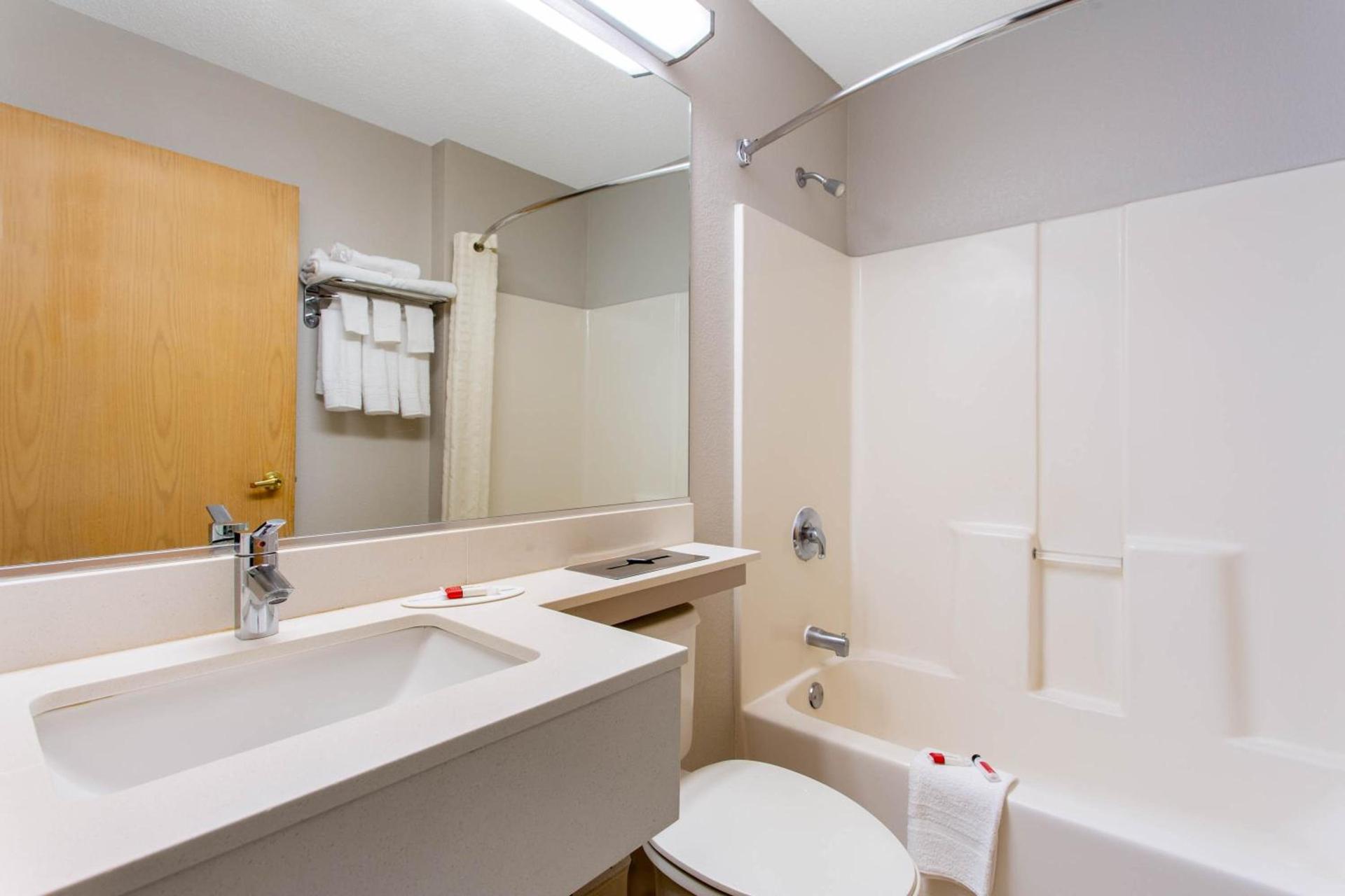Microtel Inn & Suites by Wyndham Philadelphia Airport photo 11