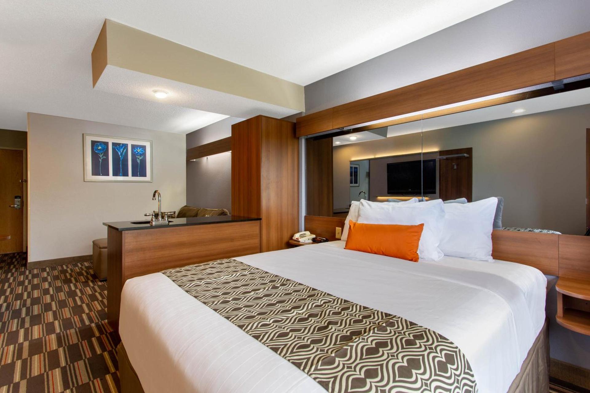 Microtel Inn & Suites by Wyndham Philadelphia Airport photo 10