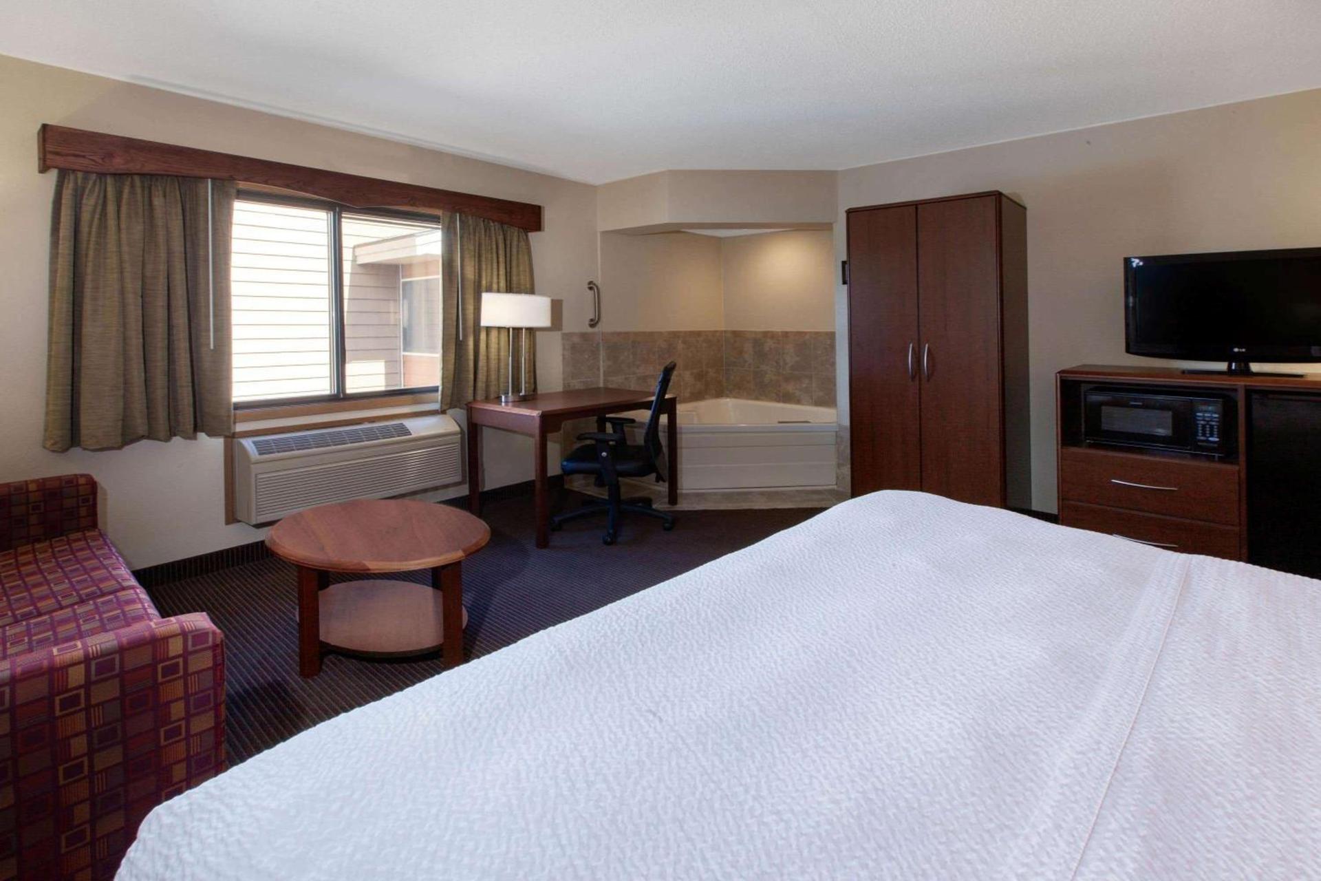AmericInn by Wyndham Iron River photo 14