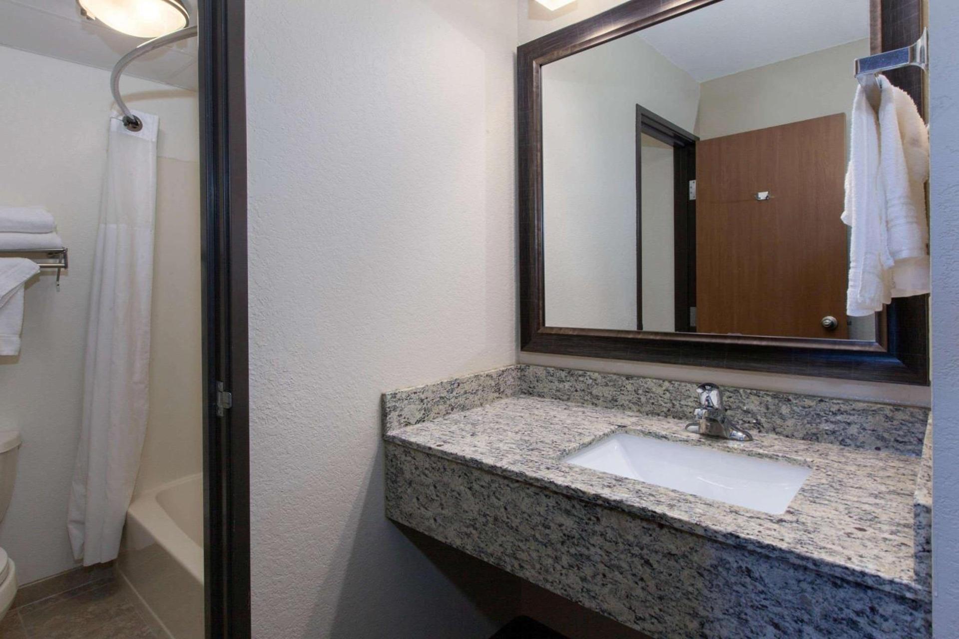 AmericInn by Wyndham Iron River photo 47