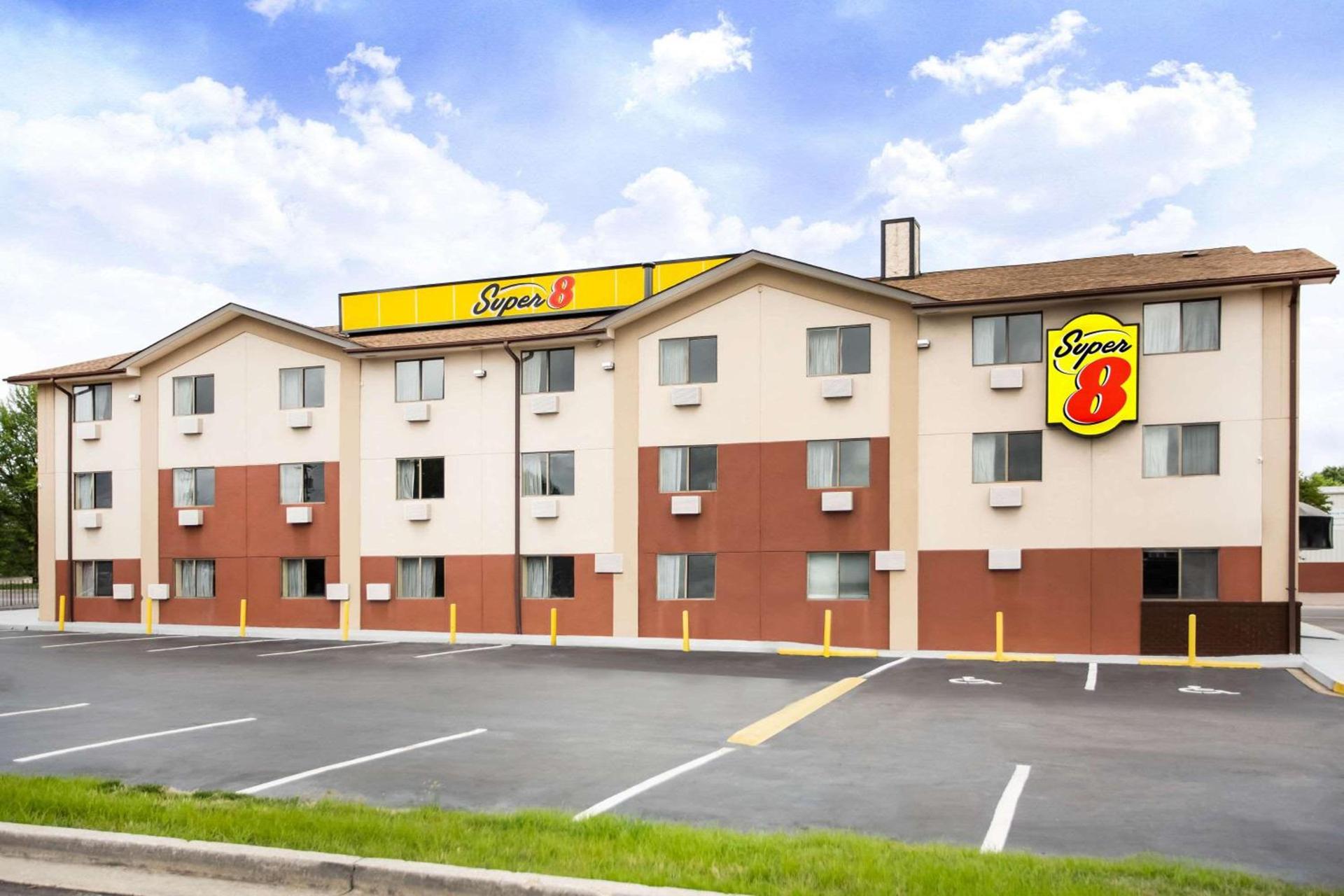 Super 8 by Wyndham Chester/Richmond Area photo 2