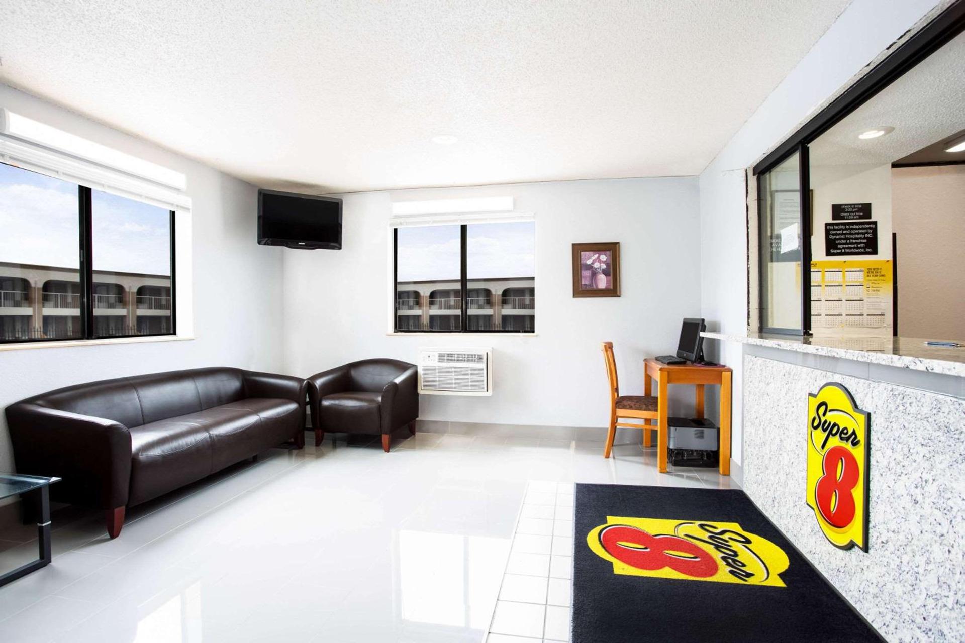 Super 8 by Wyndham Chester/Richmond Area photo 3