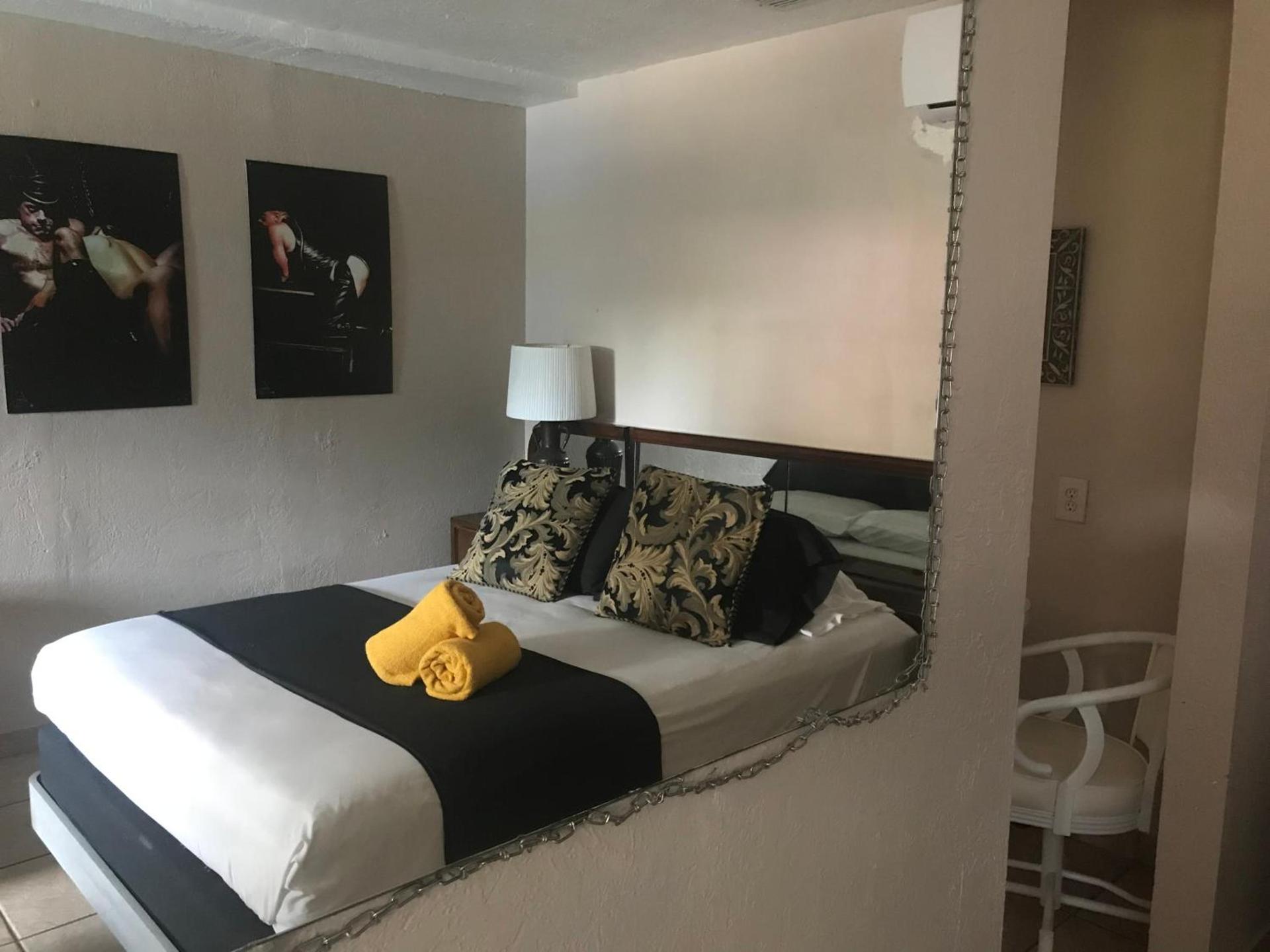 INN LEATHER GUEST HOUSE-GAY MALE ONLY photo 5