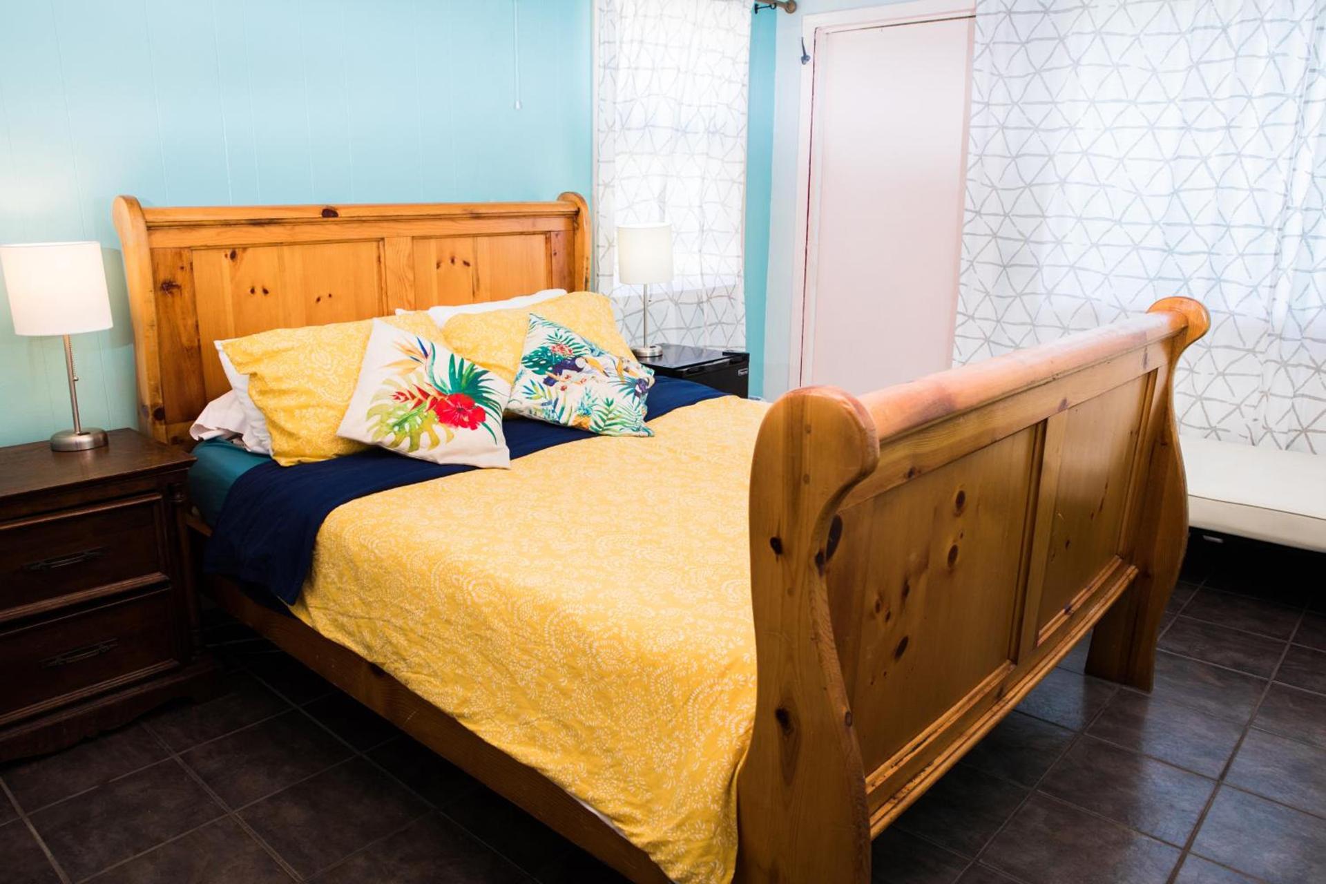 ITH San Diego Beach Bungalow Surf Hostel photo 83