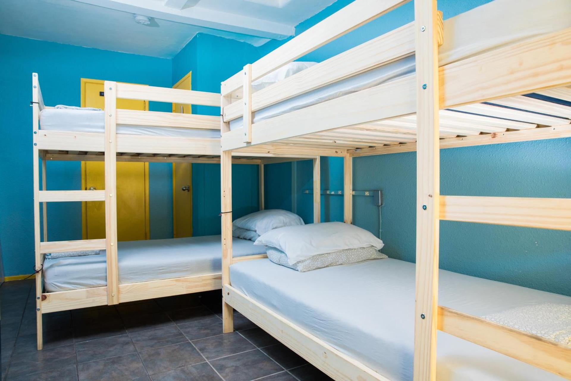 ITH San Diego Beach Bungalow Surf Hostel photo 2