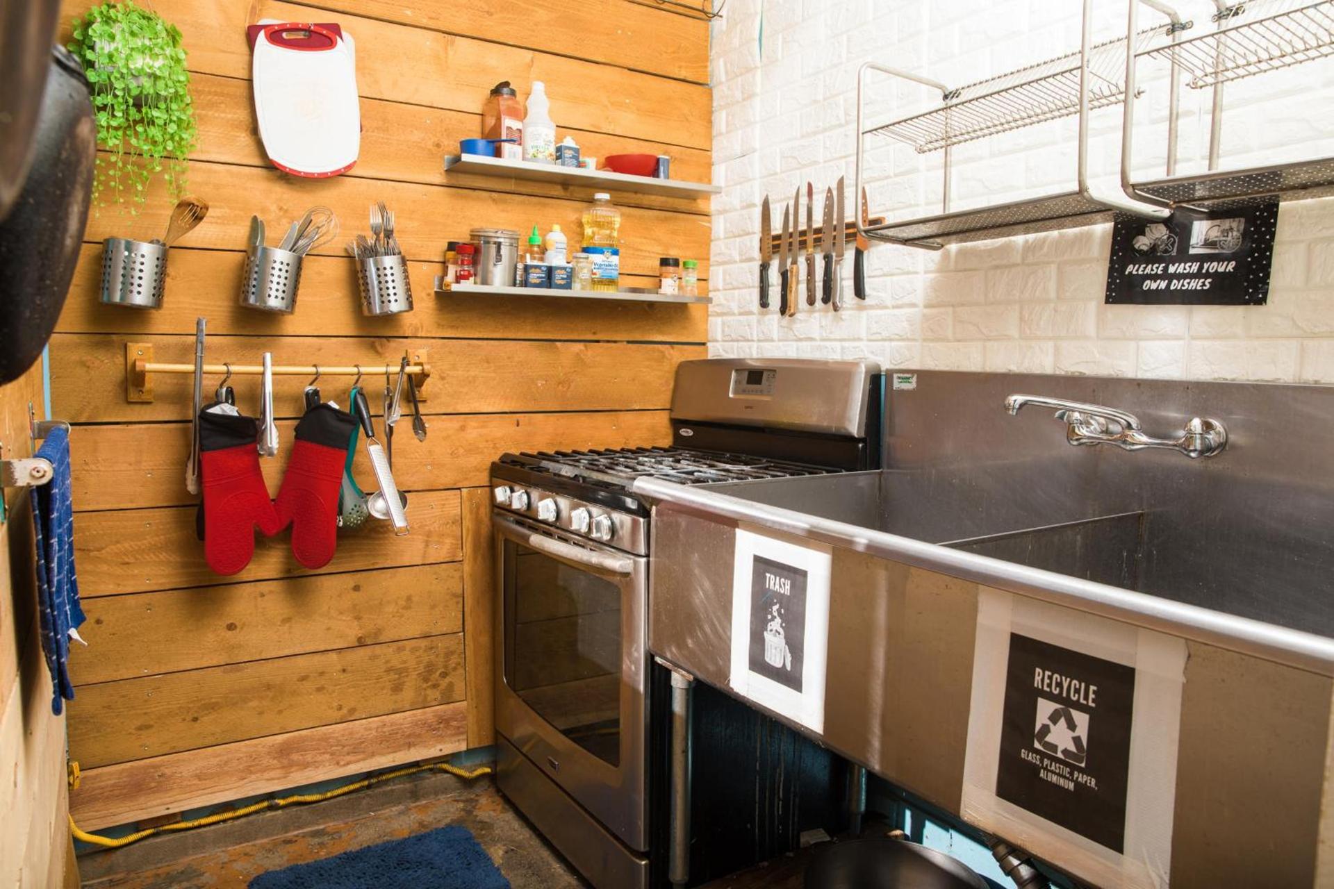 ITH San Diego Beach Bungalow Surf Hostel photo 47