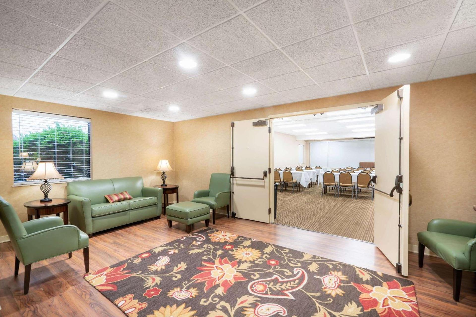 Baymont by Wyndham Knoxville/Cedar Bluff photo 18