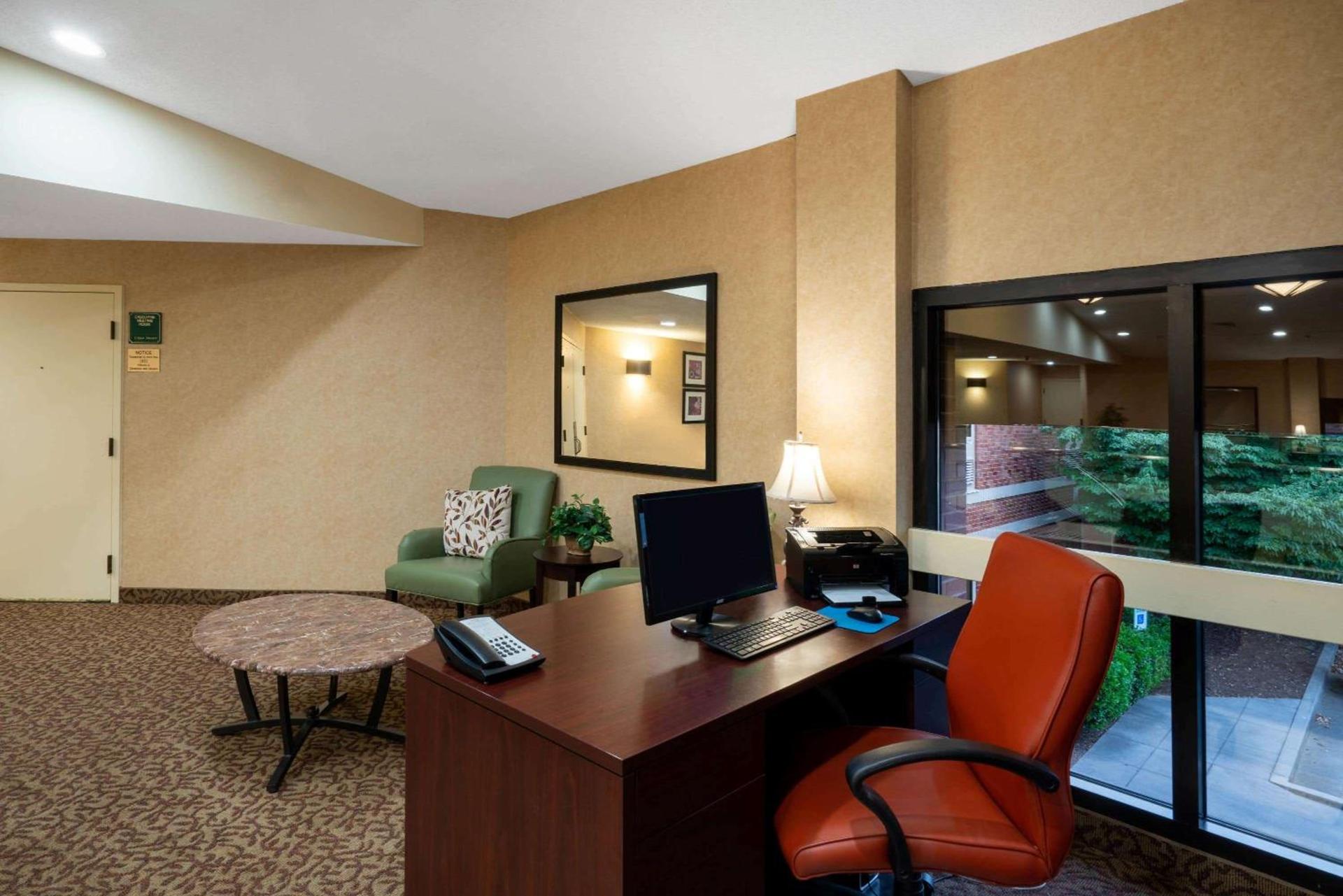 Baymont by Wyndham Knoxville/Cedar Bluff photo 22