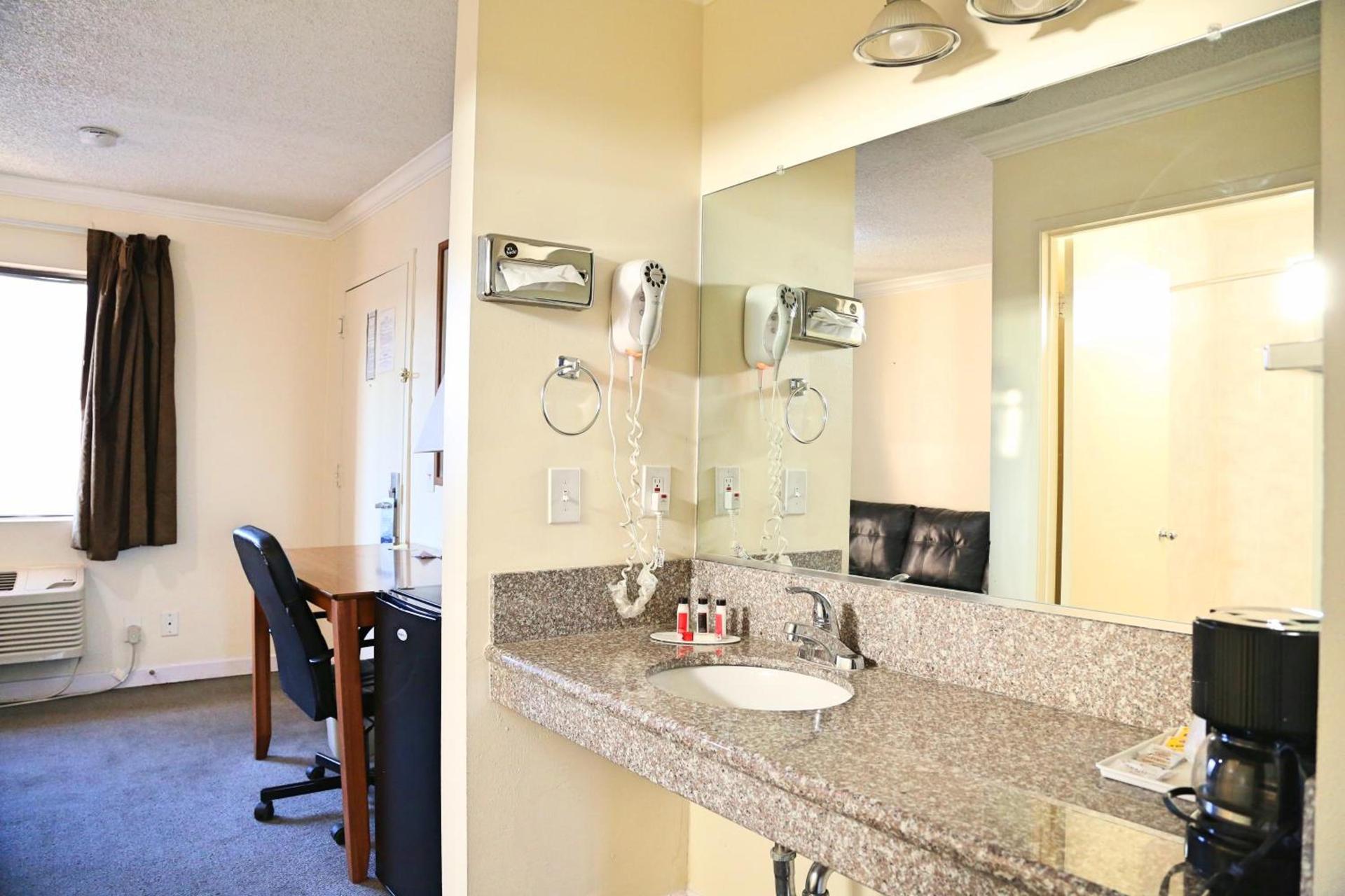 Travelodge by Wyndham Pasadena Central photo 27