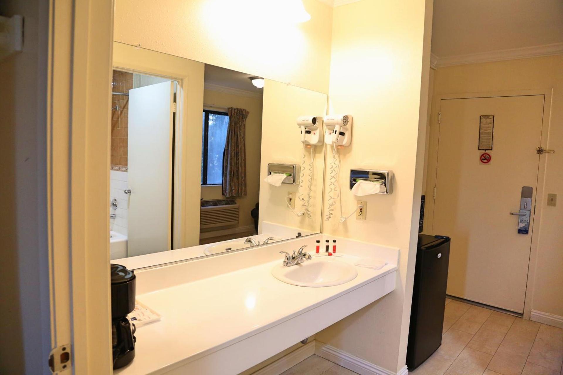 Travelodge by Wyndham Pasadena Central photo 26