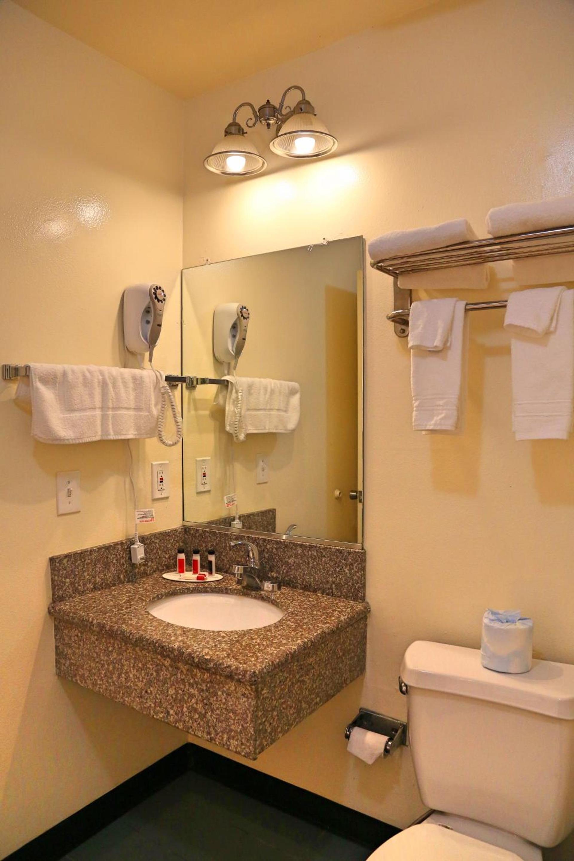 Travelodge by Wyndham Pasadena Central photo 21
