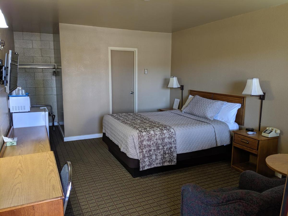 Economy Inn Elko photo 11