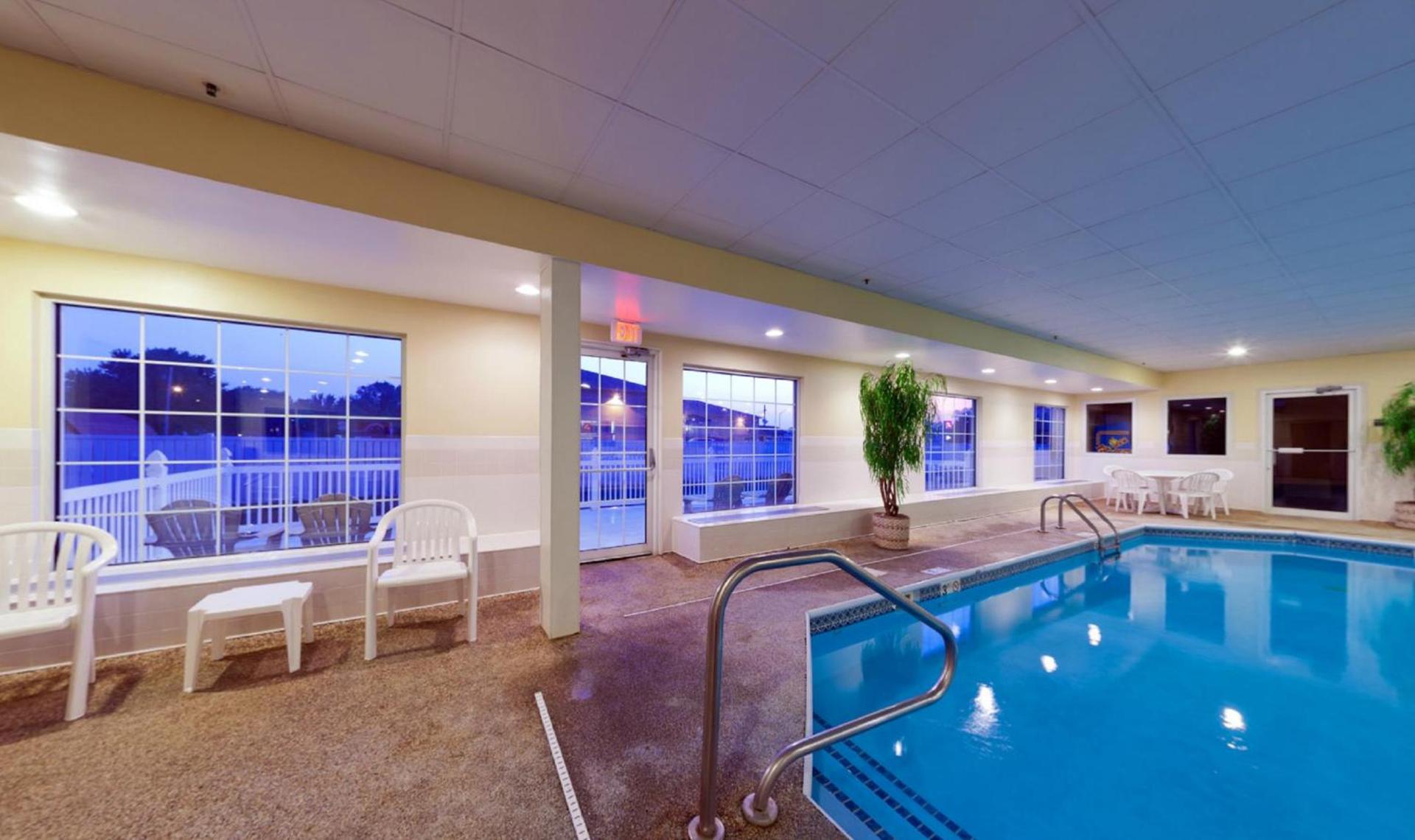 Country Inn & Suites by Radisson, Rock Falls, IL photo 22