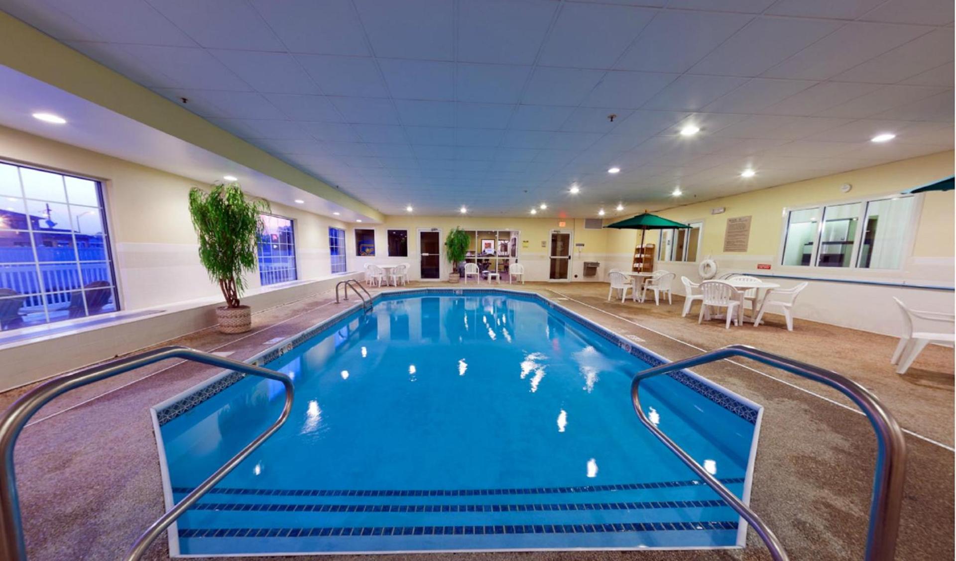 Country Inn & Suites by Radisson, Rock Falls, IL photo 21