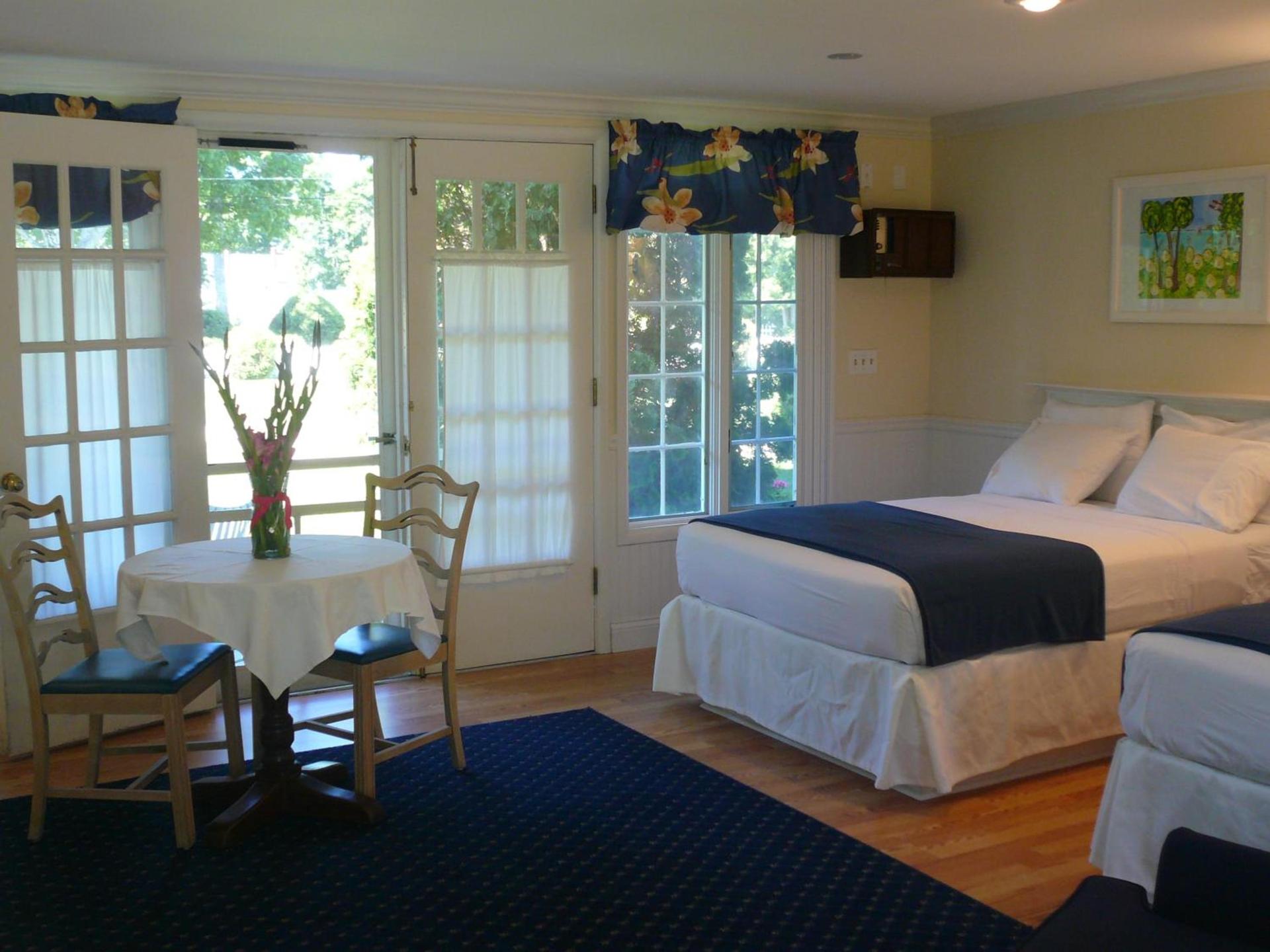 Colonial Inn Harbor Springs photo 10