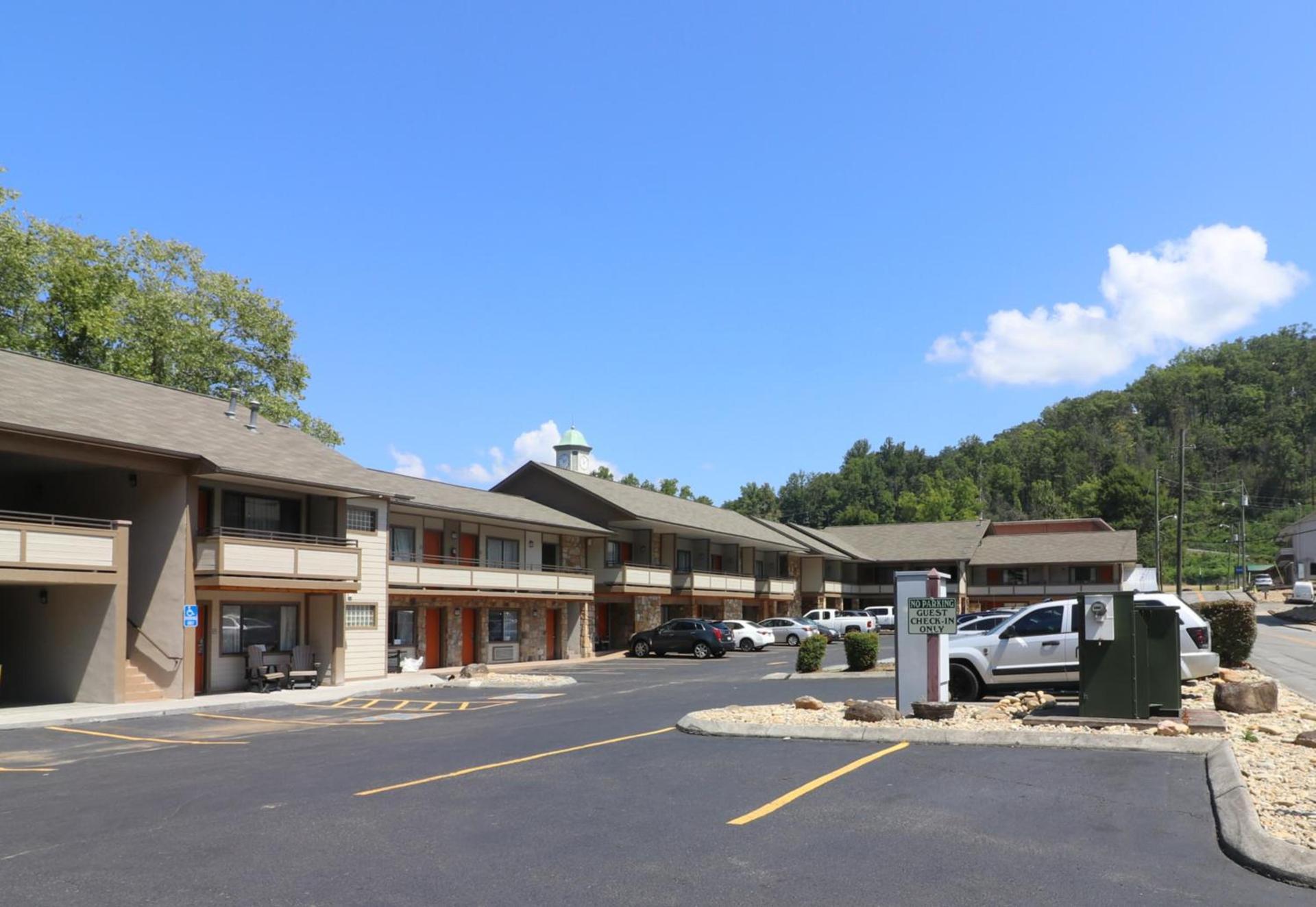 Best Western Johnson's Inn Downtown Gatlinburg photo 7