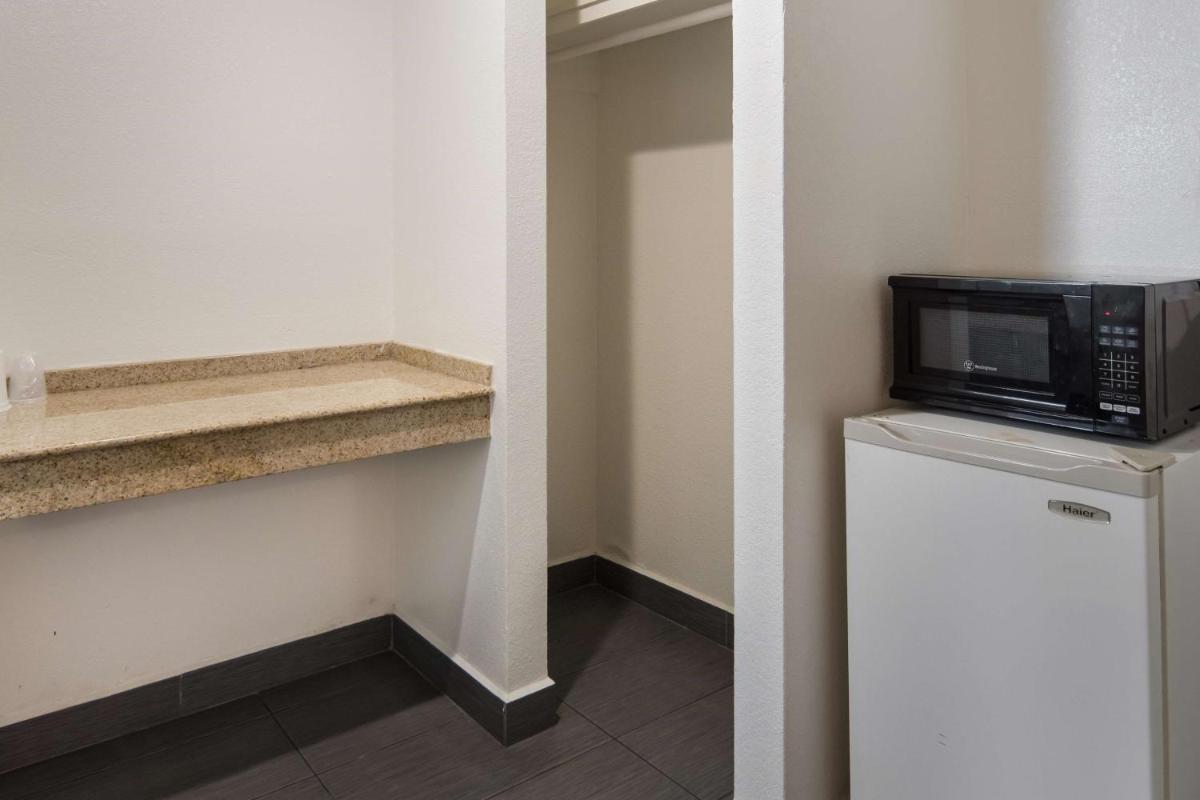 Motel 6-Fort Worth, TX - Seminary photo 17